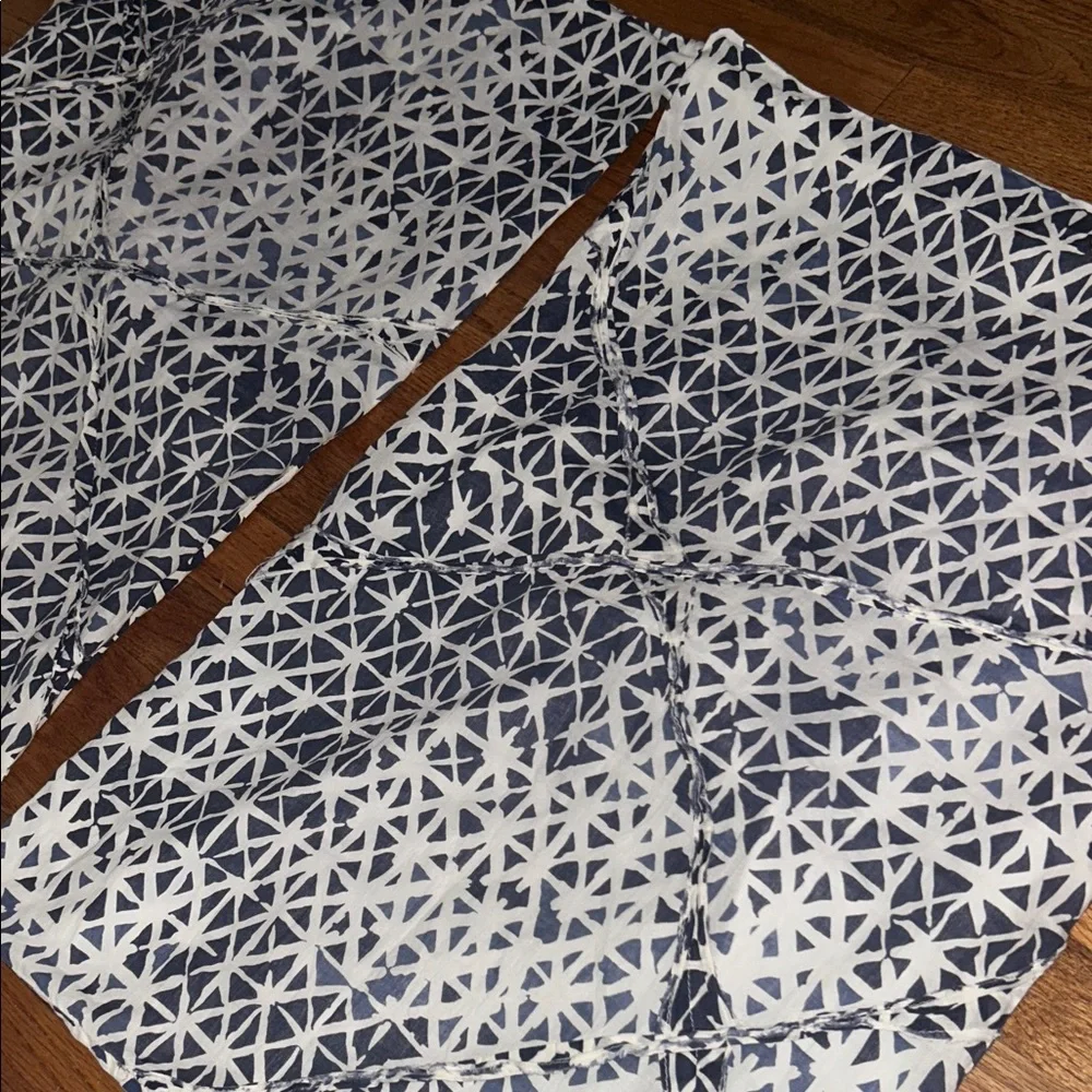 DKNY 2 Set Blue and White Geometric Pillow Shams 20x30